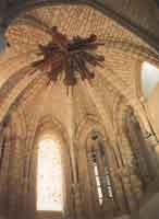 El reciente proceso de limpieza y restauración devolvió la austera belleza de sus bóvedas, con restos de la decoración original de dragones en el ábside de la capilla mayor (Parroquia de Santiago)