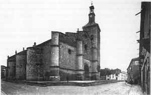 Iglesia de San Pedro. En segundo término la "Casa de la Torrecilla". A la derecha, la cárcel de la Santa Hermandad