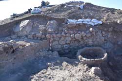 Parte del ÁREA 2 de excavación. En último término las murallas del yacimiento. Foto: http://www.cerrobilanero.es