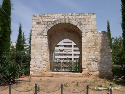 Puerta de Toledo, murallas y Torreón del Alcazar (Ciudad Real)